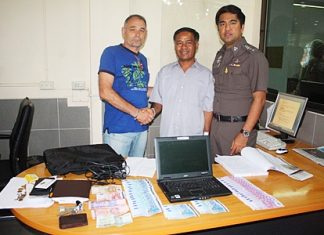 Daniel Andre Jolie (left) thanks Bunyuen Nonthapan (center) for returning his money and laptop.